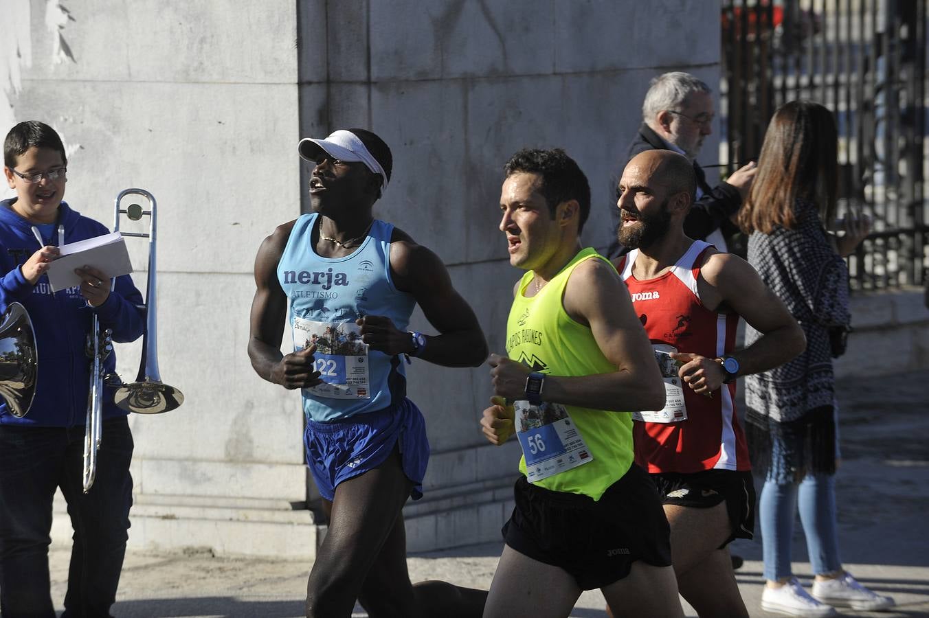 Miles de corredores participan en la Media Maratón Ciudad de Málaga