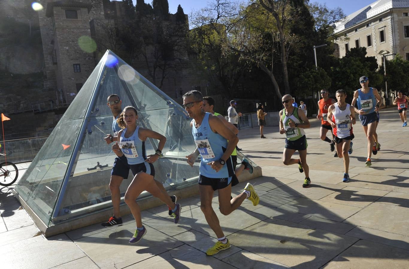 Miles de corredores participan en la Media Maratón Ciudad de Málaga