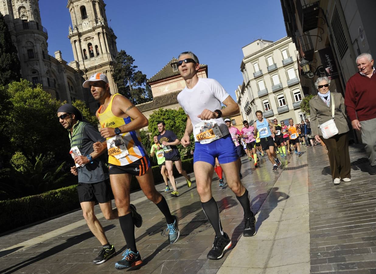 Miles de corredores participan en la Media Maratón de Málaga