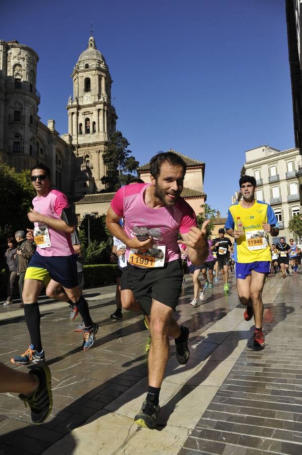 Miles de corredores participan en la Media Maratón de Málaga