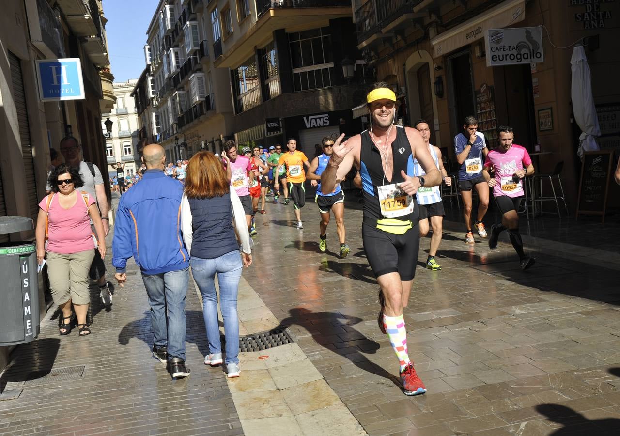 Miles de corredores participan en la Media Maratón de Málaga