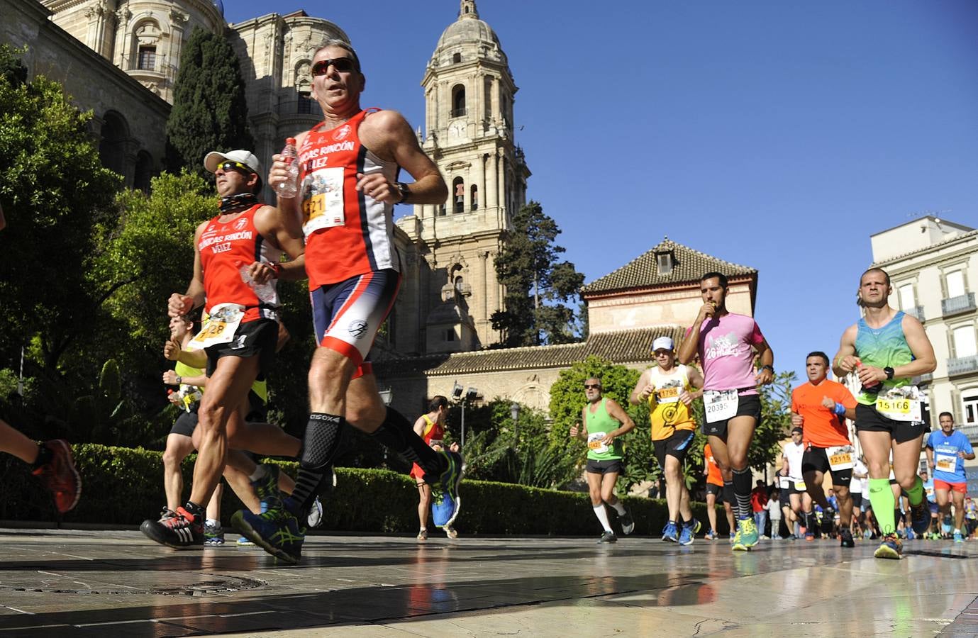 Miles de corredores participan en la Media Maratón de Málaga