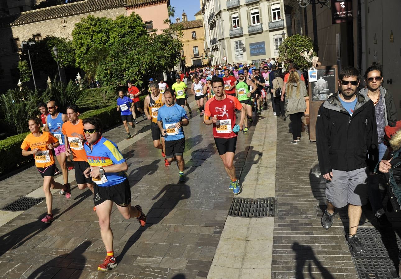 Miles de corredores participan en la Media Maratón de Málaga
