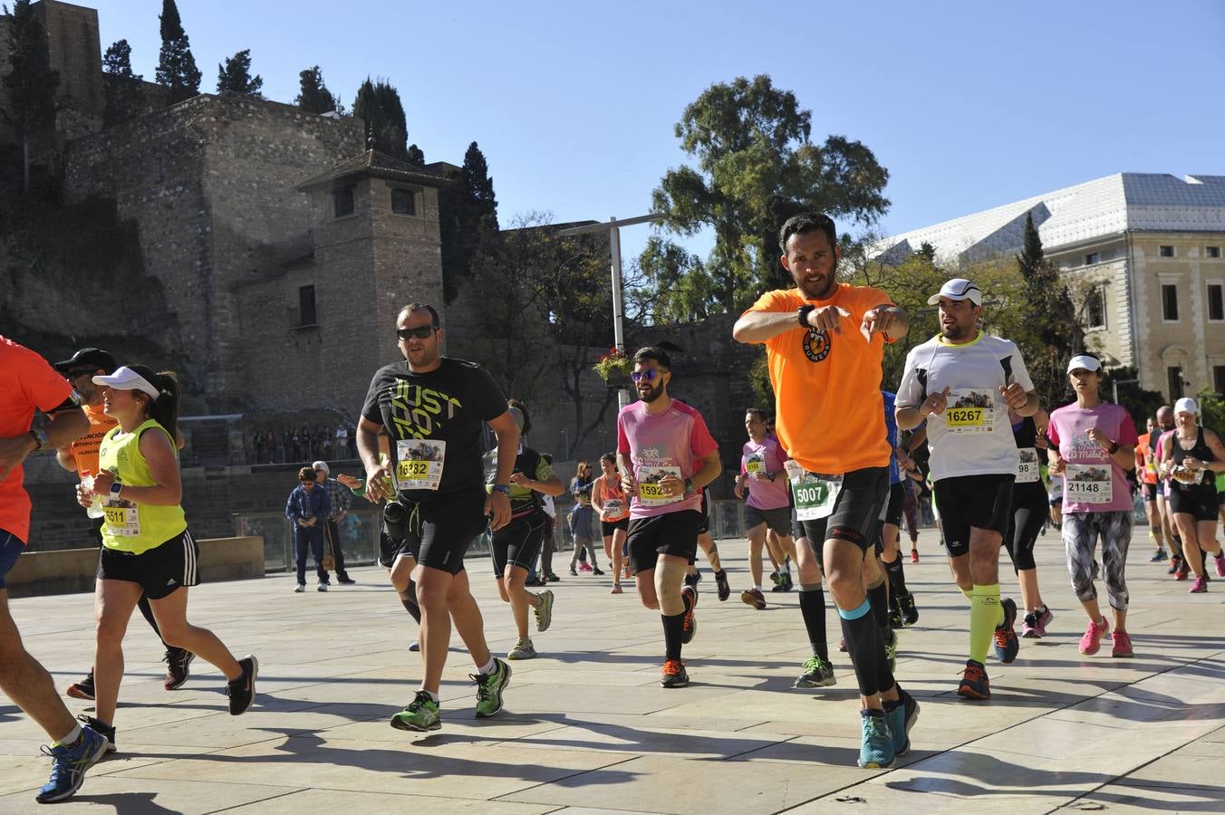 Miles de corredores participan en la Media Maratón de Málaga