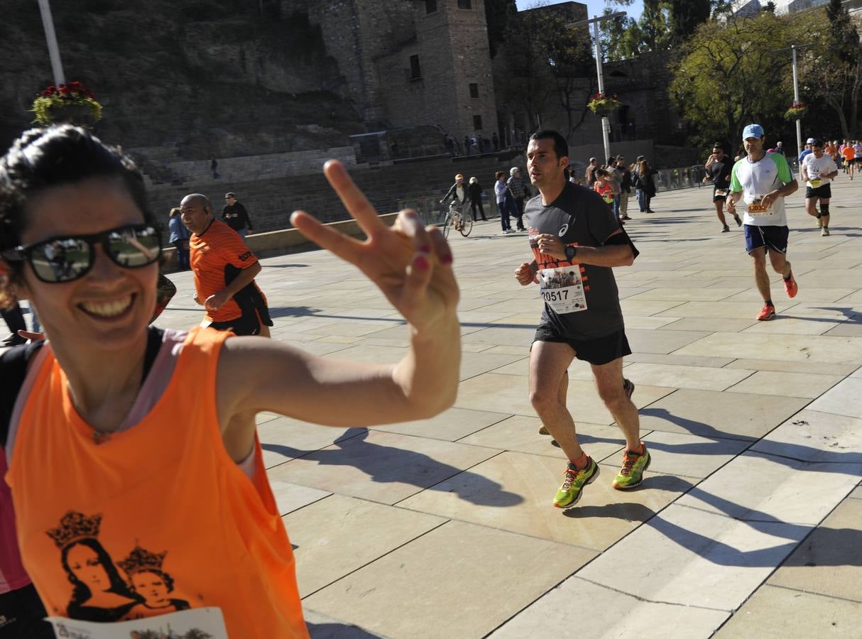 Miles de corredores participan en la Media Maratón de Málaga