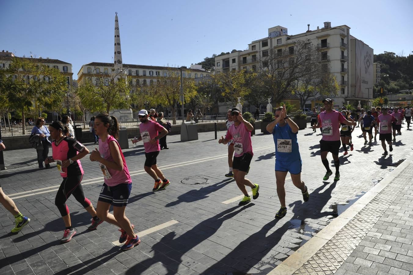 Miles de corredores participan en la Media Maratón de Málaga