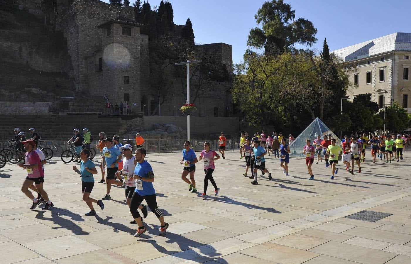 Miles de corredores participan en la Media Maratón de Málaga