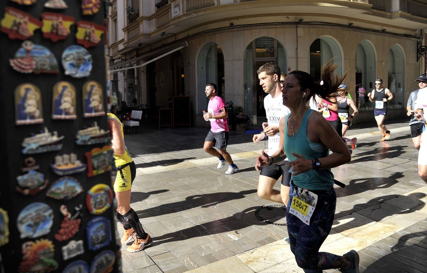 Miles de corredores participan en la Media Maratón de Málaga