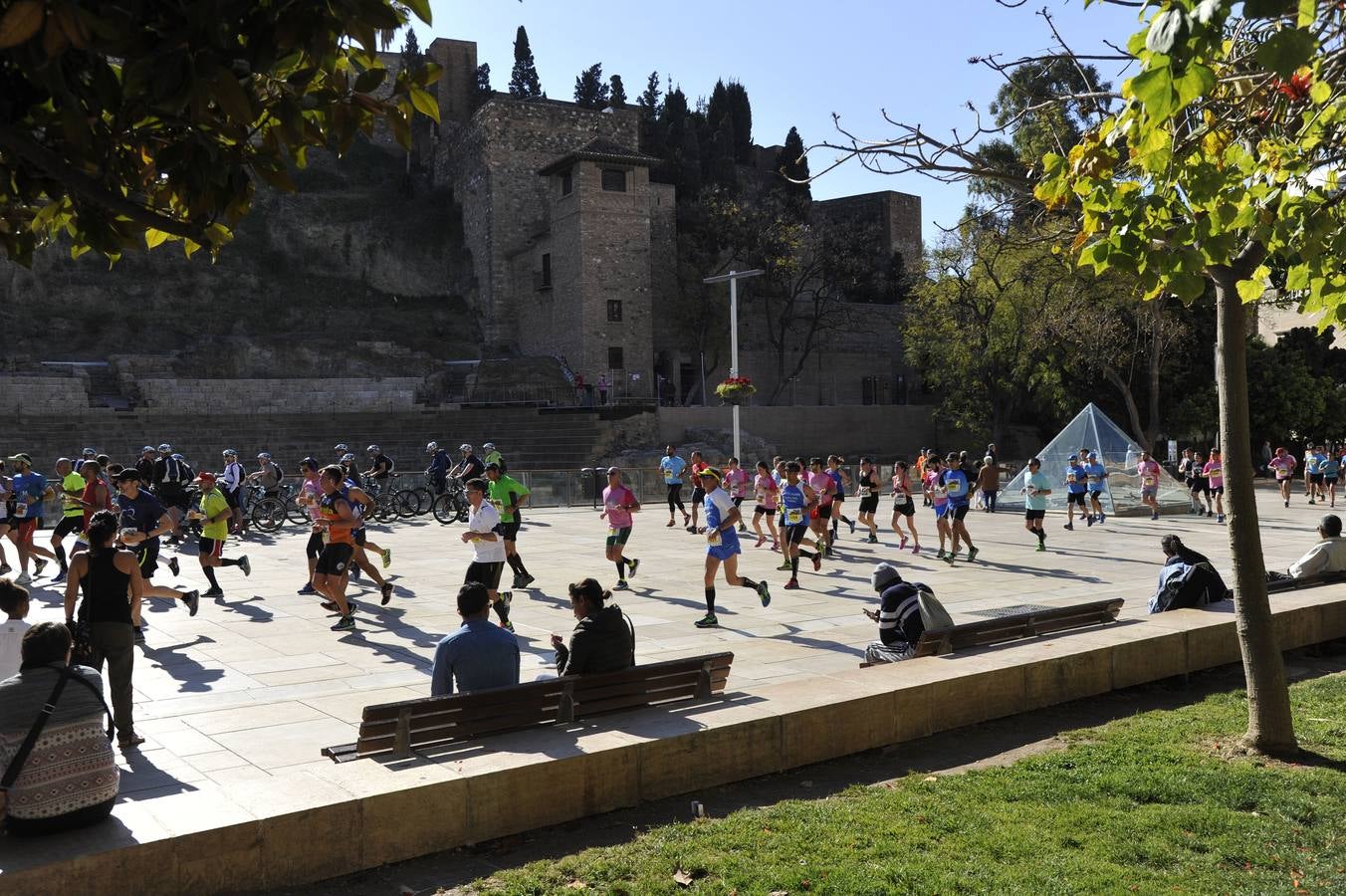 Miles de corredores participan en la Media Maratón de Málaga
