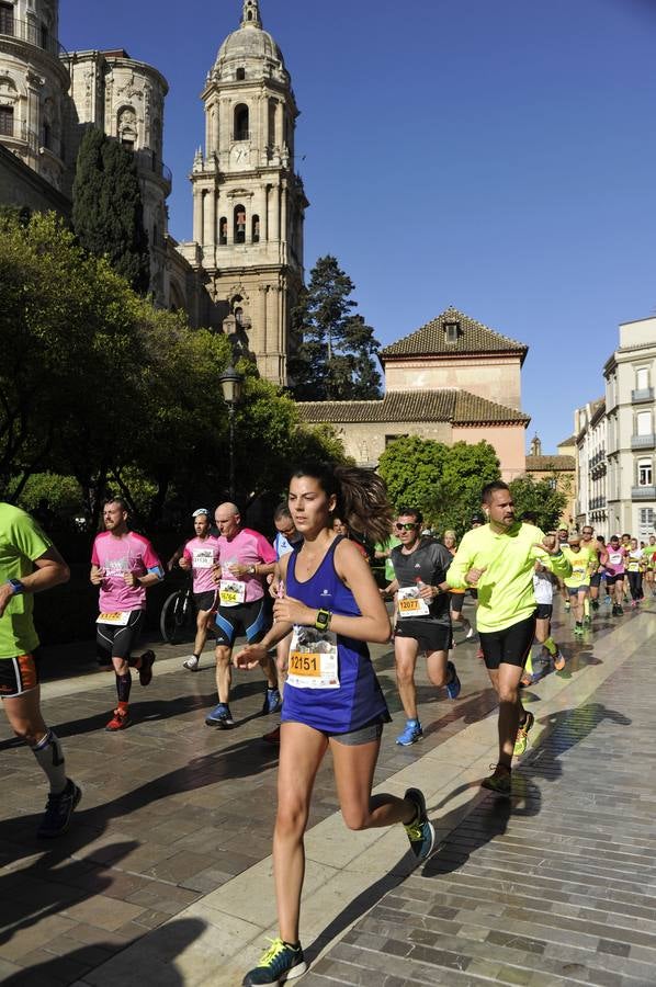 Miles de corredores participan en la Media Maratón de Málaga
