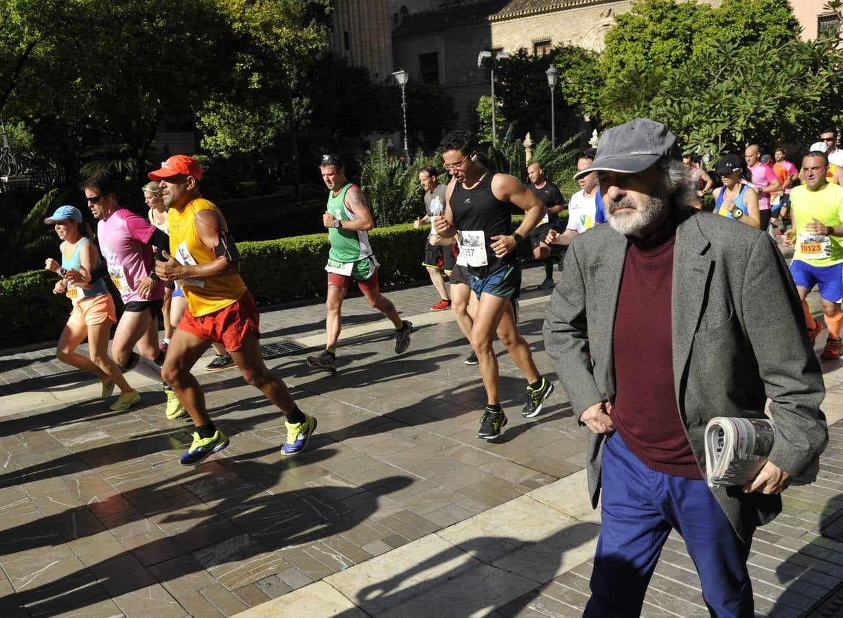 Miles de corredores participan en la Media Maratón de Málaga
