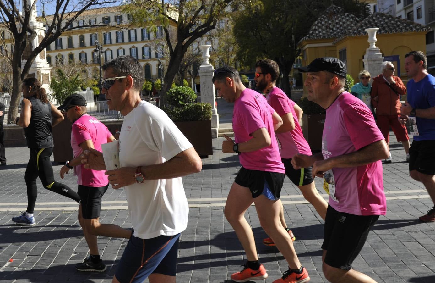 Miles de corredores participan en la Media Maratón de Málaga