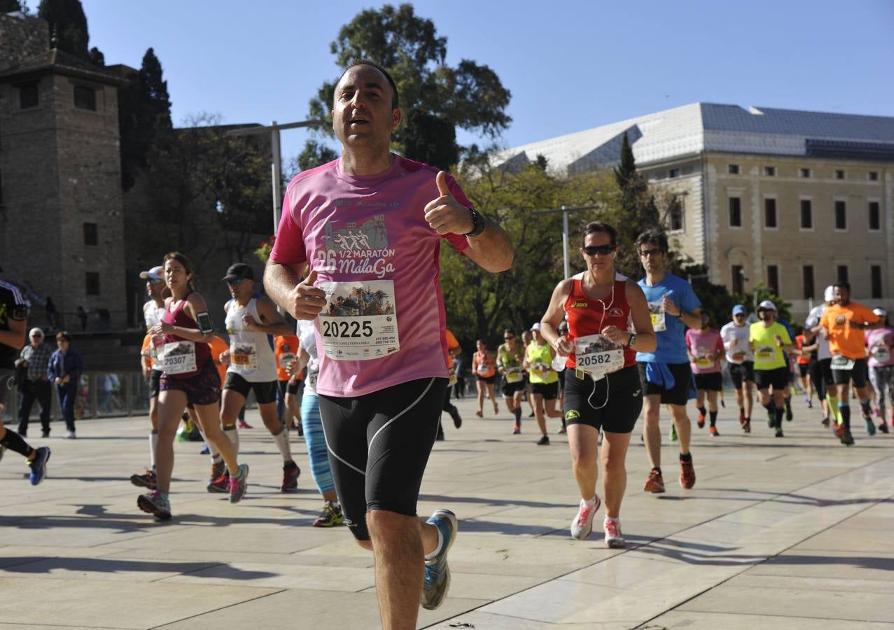 Miles de corredores participan en la Media Maratón de Málaga