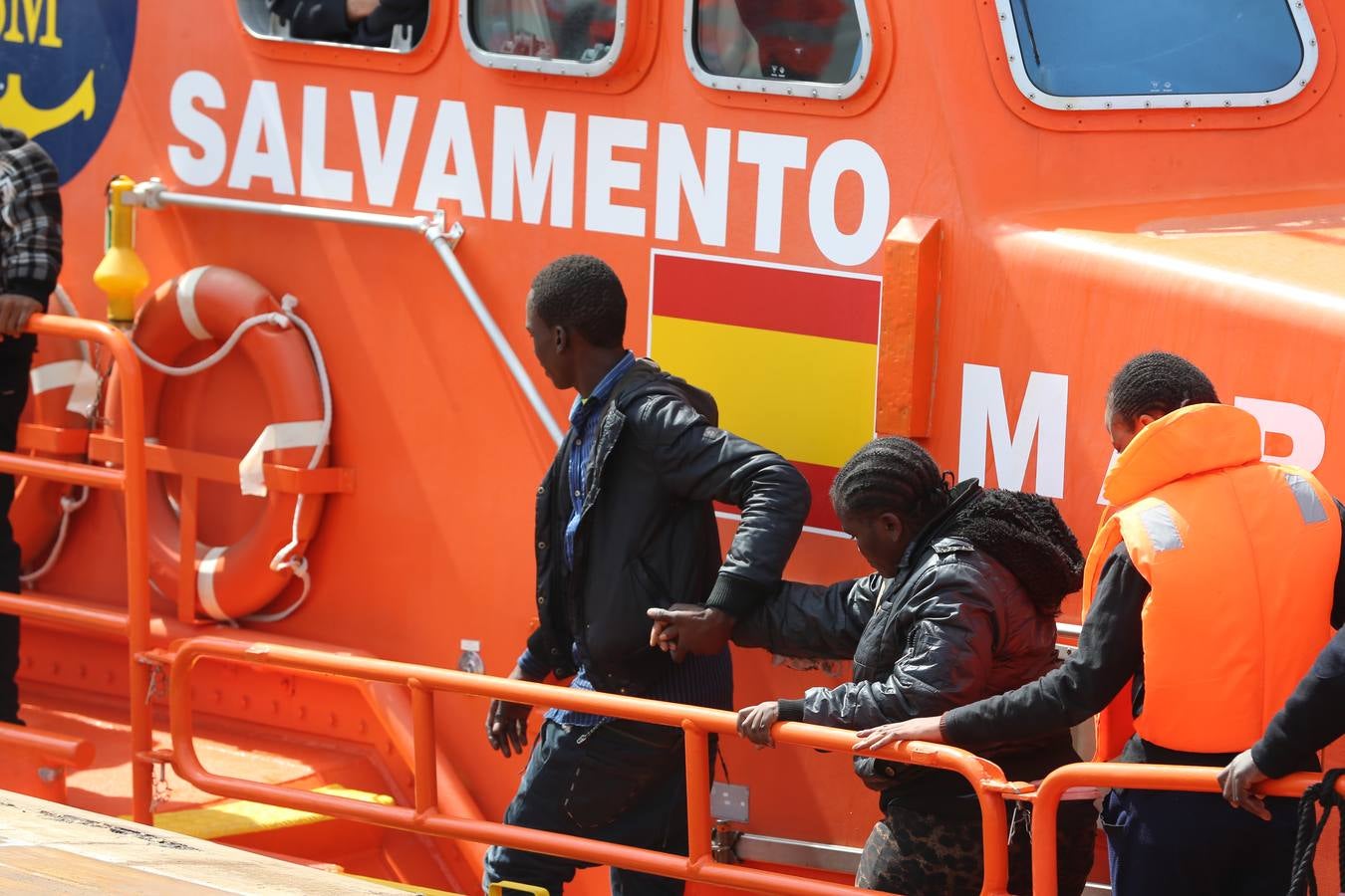 Rescatan una patera con 53 inmigrantes subsaharianos en Málaga