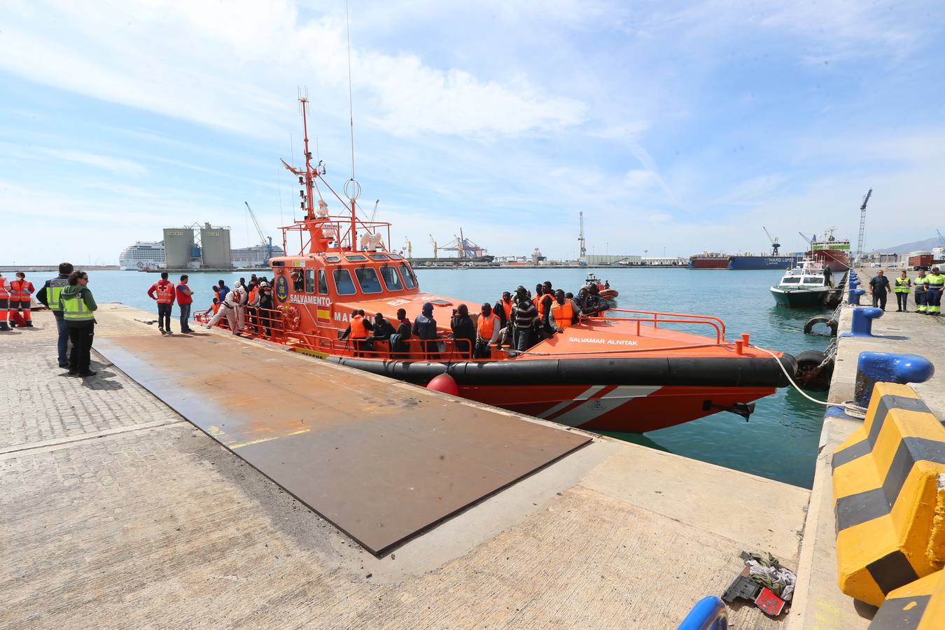 Rescatan una patera con 53 inmigrantes subsaharianos en Málaga