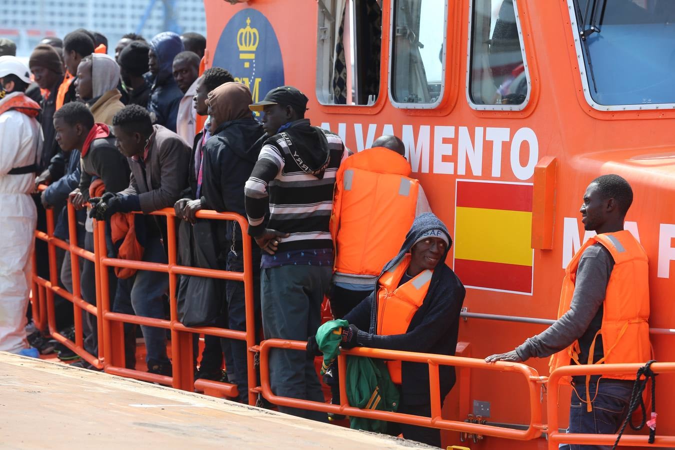 Rescatan una patera con 53 inmigrantes subsaharianos en Málaga