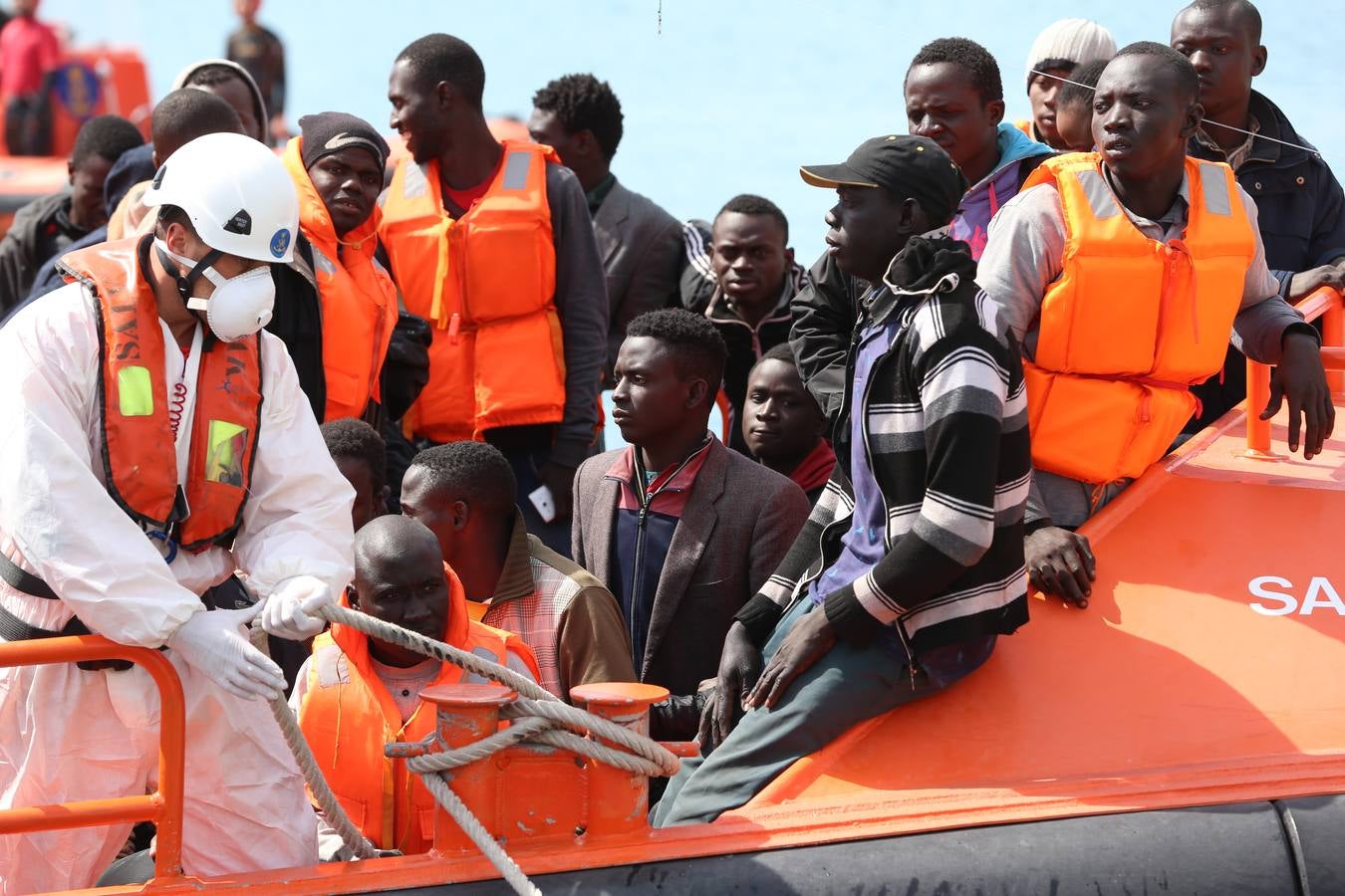 Rescatan una patera con 53 inmigrantes subsaharianos en Málaga