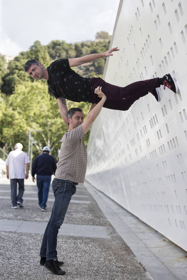 Nombres: Jupa Arias y Diego Arias.  Compañía: REA Danza. Trayectoria: Mezclan folklore, danza clásica, contemporánea, acrobacias y danza vertical, en la que son pioneros. En sus 15 años de historia en Málaga, han estrenado 20 piezas que han llevado por todo el país.