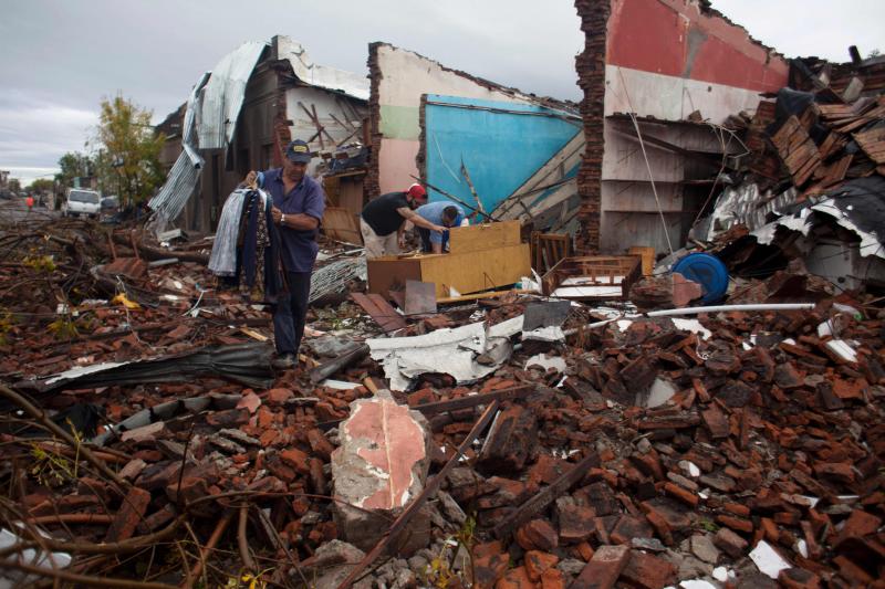 Un tornado siembra el caos en Uruguay