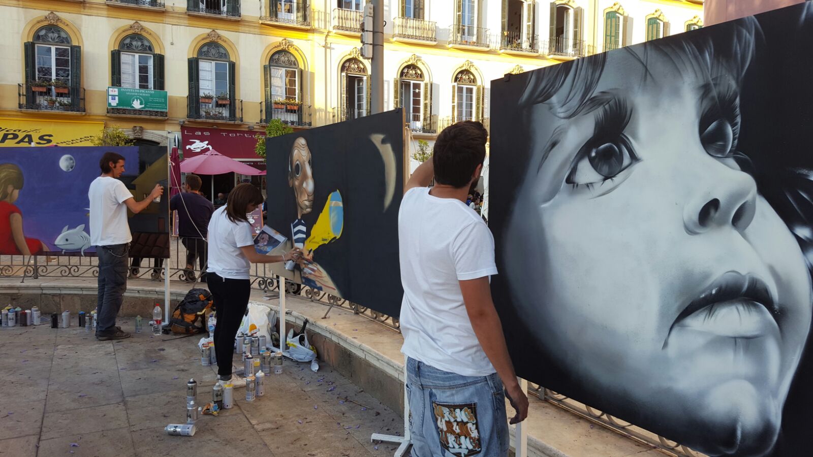 Las calles cobran vida en la Noche en Blanco