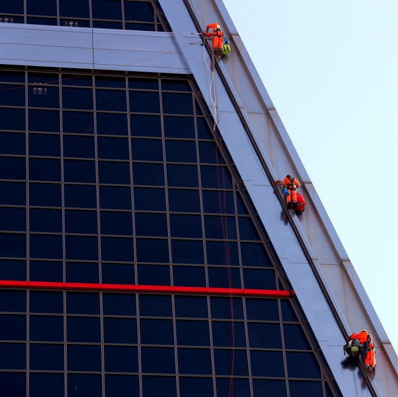 Activistas de Greenpeace escalan las torres Kio de Madrid