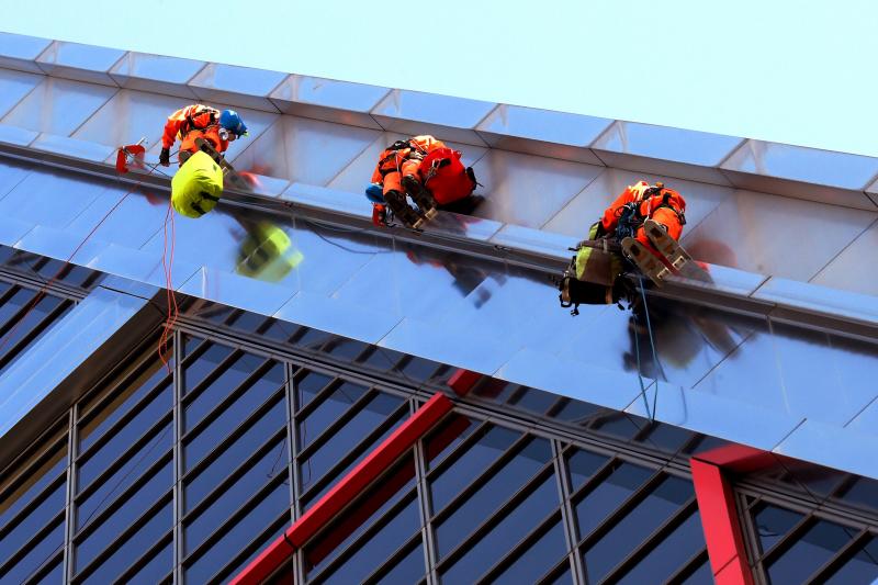 Activistas de Greenpeace escalan las torres Kio de Madrid