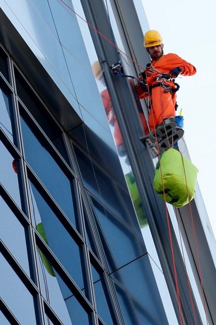 Activistas de Greenpeace escalan las torres Kio de Madrid