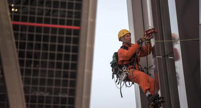 Activistas de Greenpeace escalan las torres Kio de Madrid