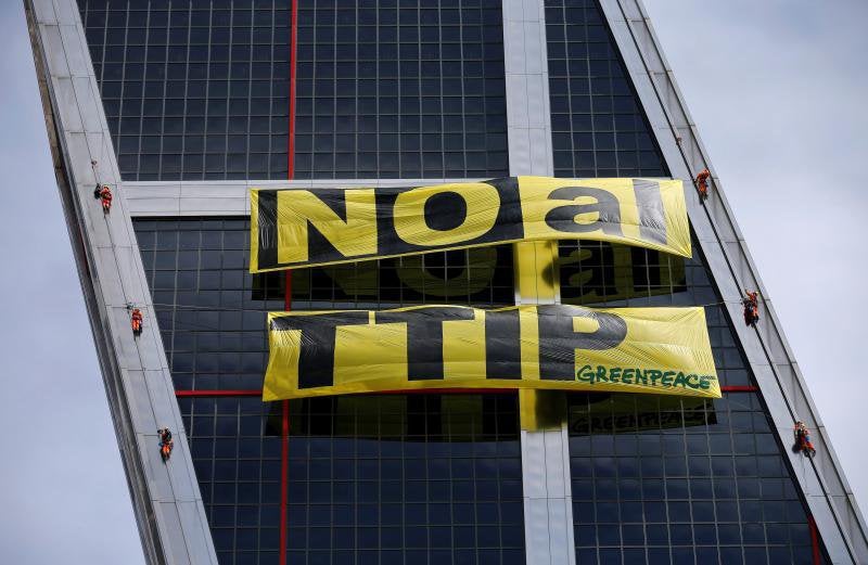 Activistas de Greenpeace escalan las torres Kio de Madrid