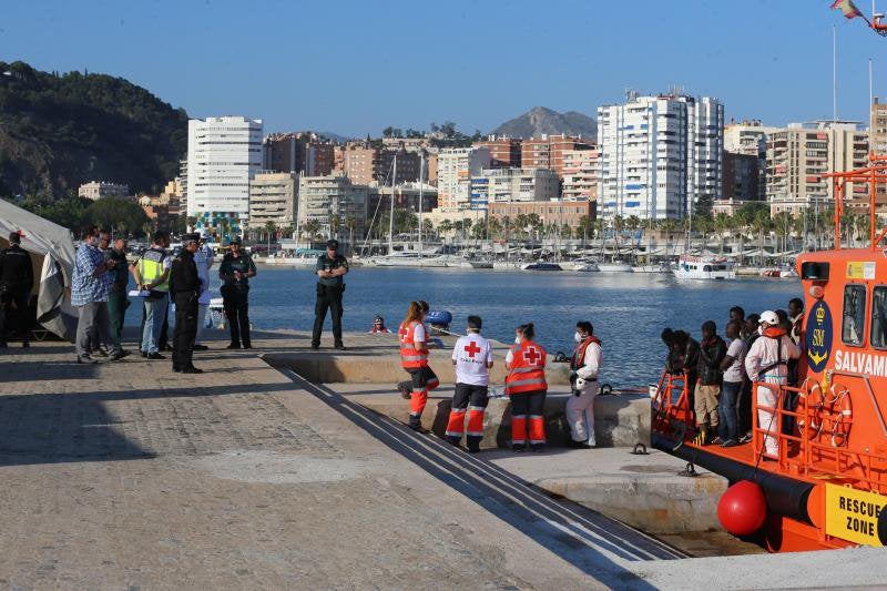 Trasladan a Málaga a 52 inmigrantes que iban en una patera