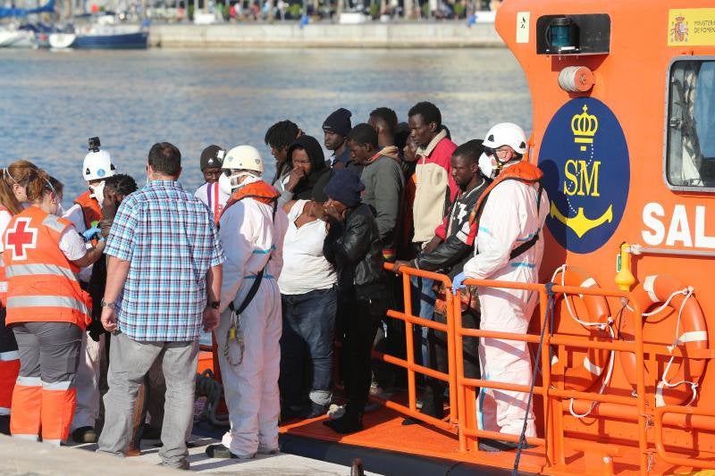 Trasladan a Málaga a 52 inmigrantes que iban en una patera