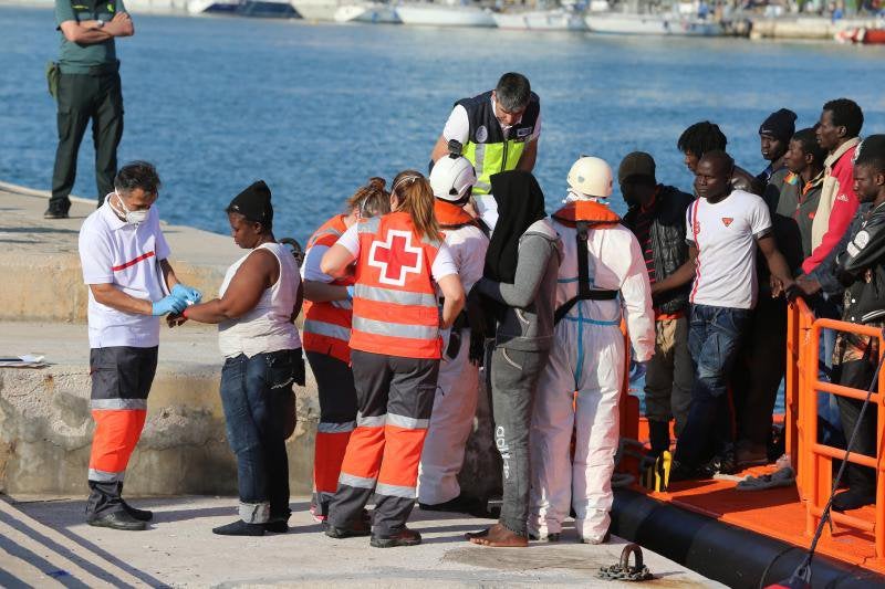 Trasladan a Málaga a 52 inmigrantes que iban en una patera