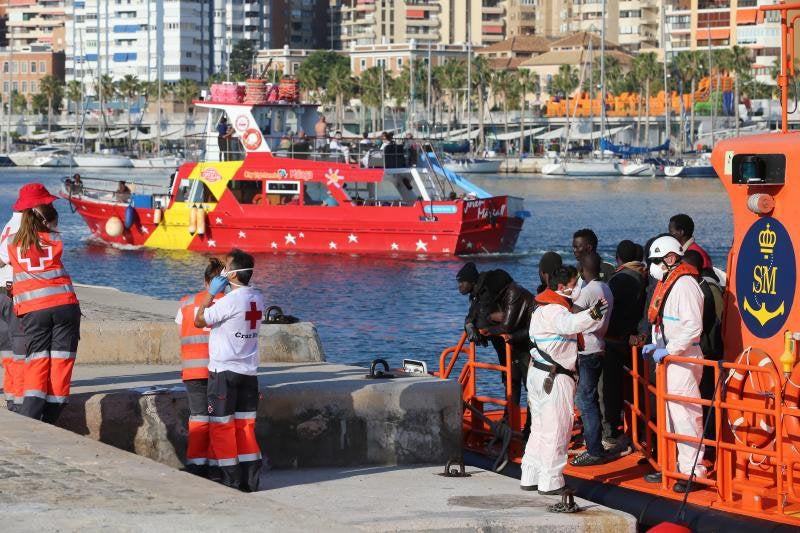 Trasladan a Málaga a 52 inmigrantes que iban en una patera