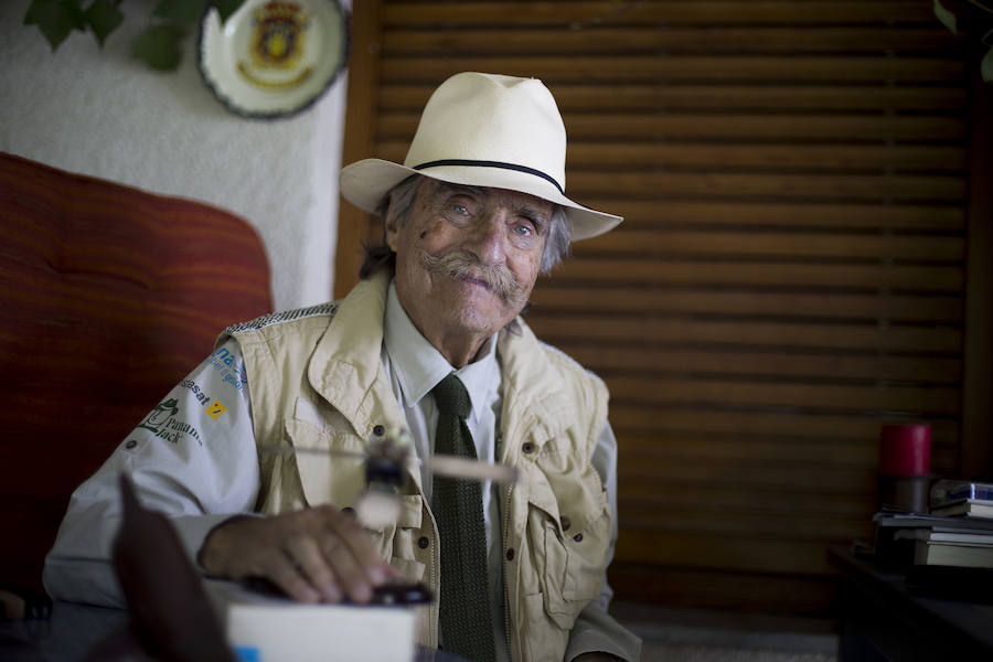 Miguel de la Quadra-Salcedo, durante una entrevista en su casa en Pozuelo de Alarcón, Madrid.