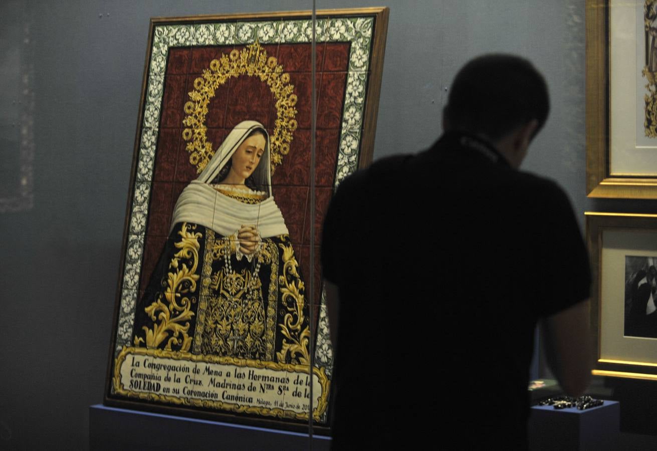 Mena reúne en una exposición la historia y el patrimonio de la Virgen de la Soledad