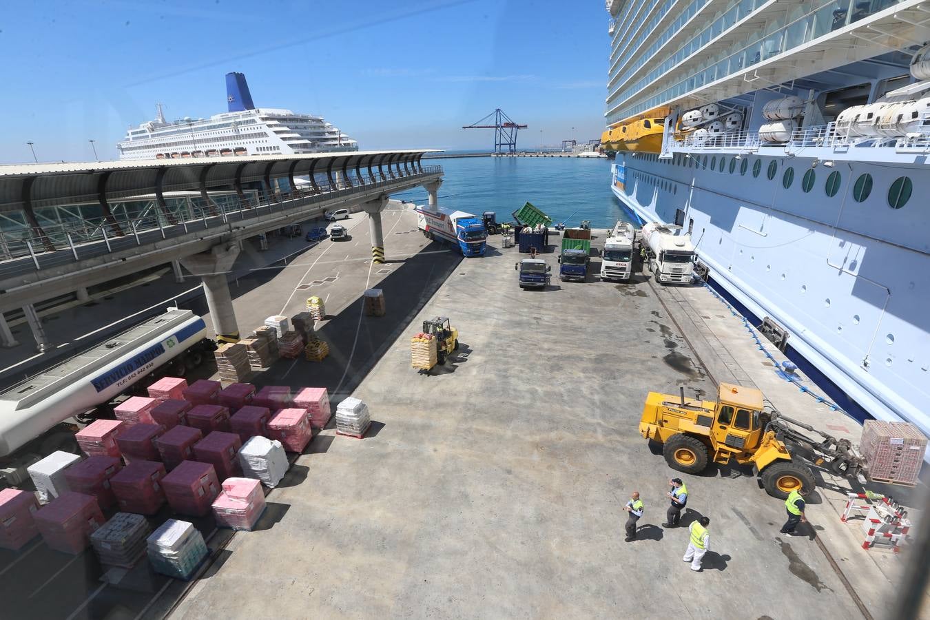 Fotos del &#039;Harmony of the Seas&#039;, el mayor crucero del mundo, en el puerto de Málaga