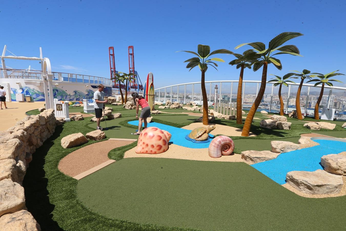 El &#039;Harmony of the seas&#039; visita el puerto de Málaga