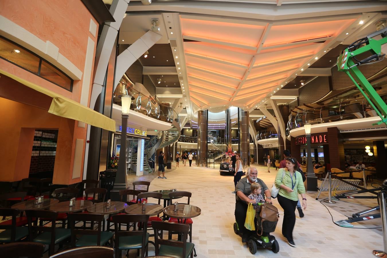 El &#039;Harmony of the seas&#039; visita el puerto de Málaga