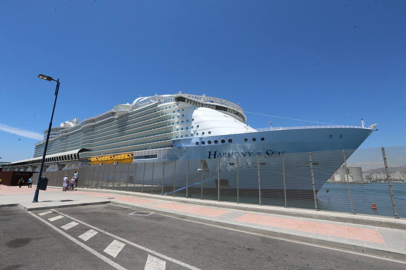 El &#039;Harmony of the seas&#039; visita el puerto de Málaga