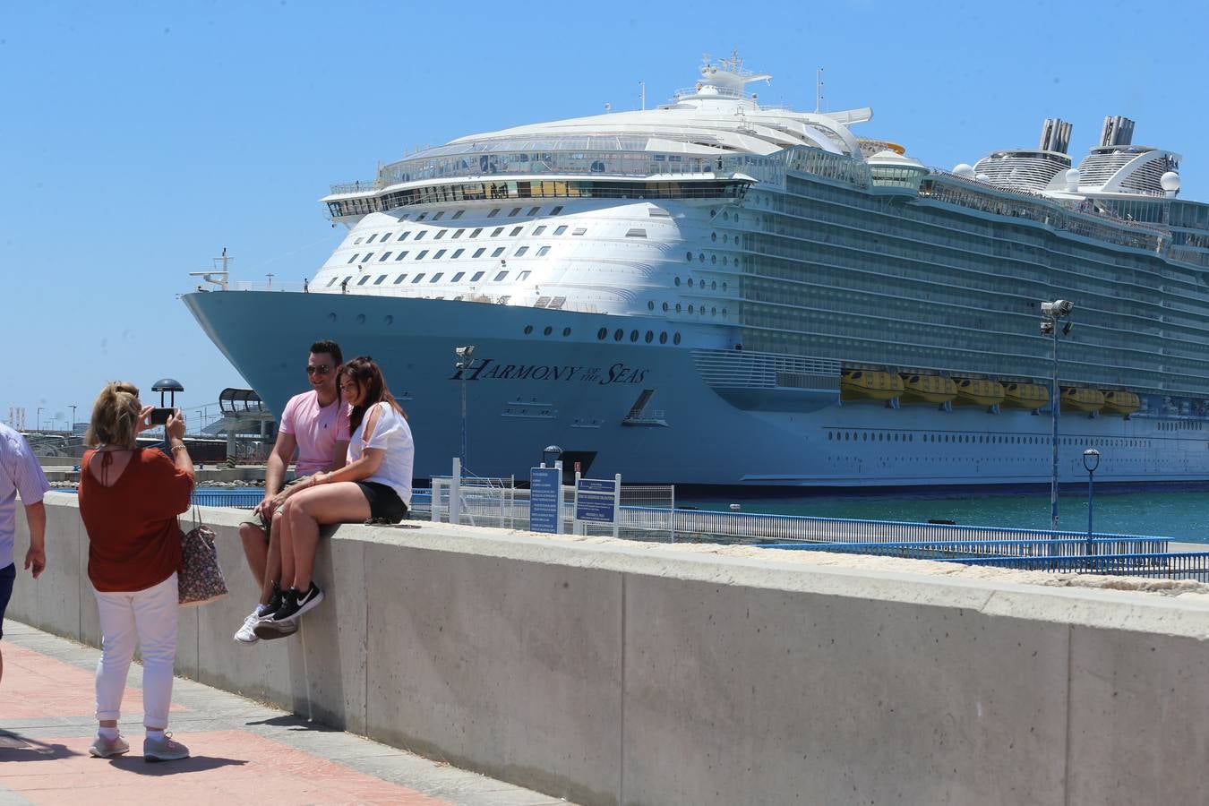 El &#039;Harmony of the seas&#039; visita el puerto de Málaga