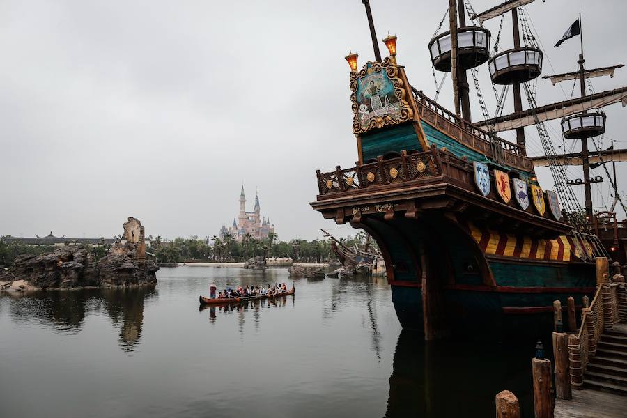 El area inspirada en 'Piratas del Caribe' y 'Peter Pan' desde la que se ve el castillo de Disney a lo lejos.