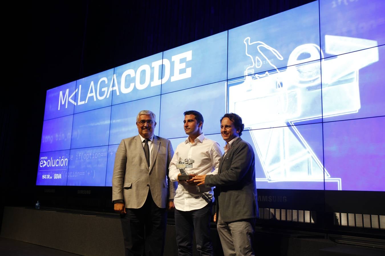 Ramírez de Arellano hace entrega del premio a representantes de la iniciativa educativa Málaga Code.