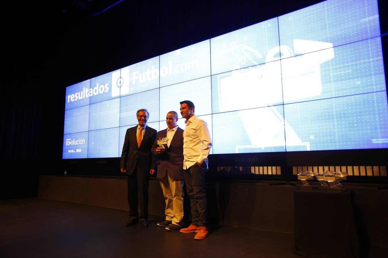 Momento de la entrega del galardón a Resultados de Fútbol por parte de Juan Cobalea, de la Cámara de Comercio