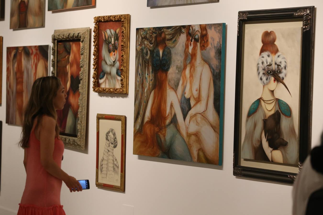 El sensual baile de máscaras de Miss Van en el CAC Málaga