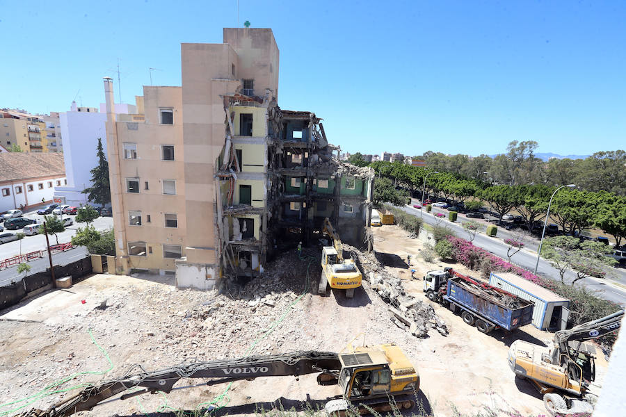 La demolición del antiguo hospital de la Cruz Roja, en imágenes