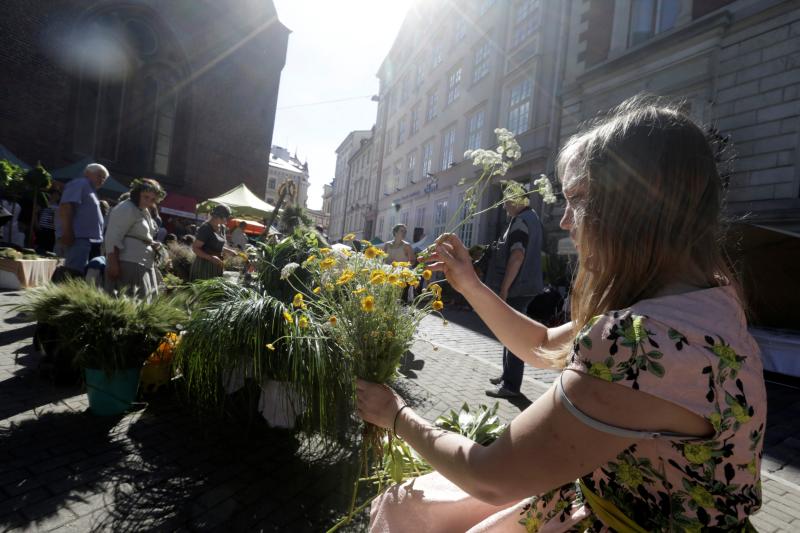 Riga se llena de flores y hierbas salvajes