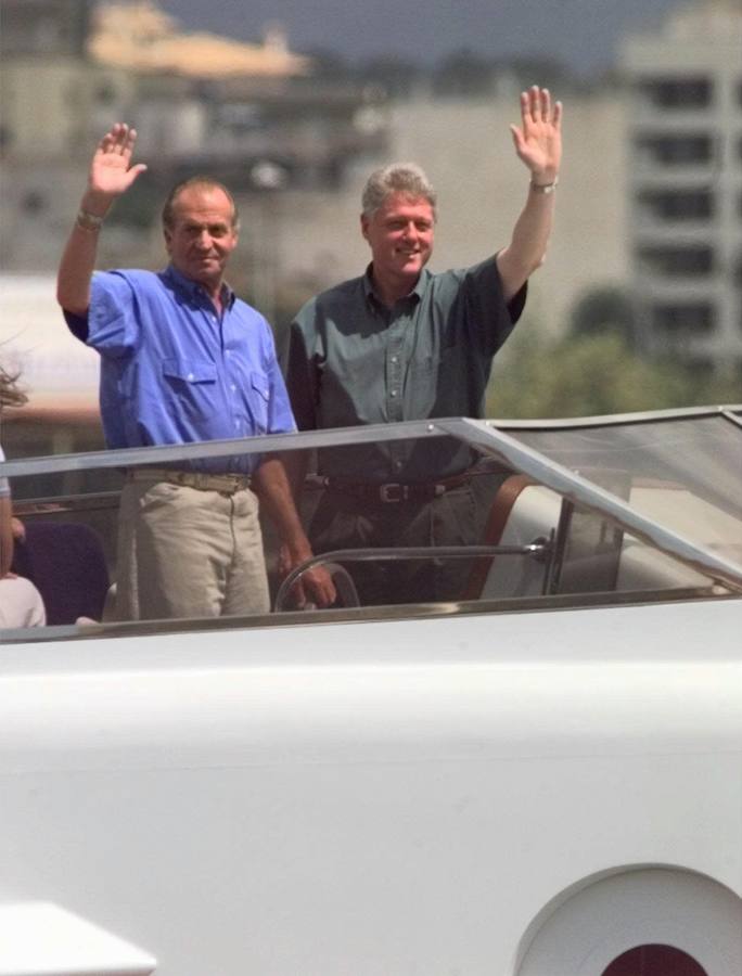 El rey Juan Carlos I y Bill clinton, navegando por las aguas de Mallorca.