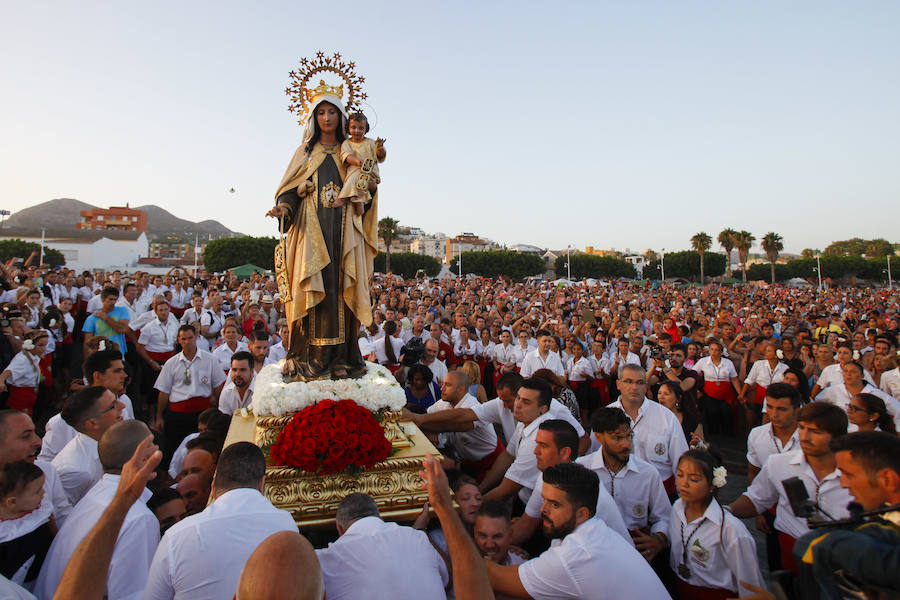 La Virgen del Carmen procesiona por las calles de El Palo