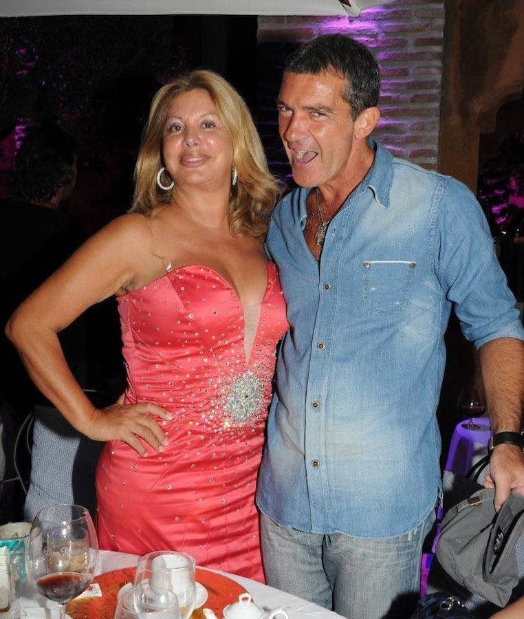 Antonio Banderas siempre accesible y divertido junto a Olivia en su discoteca.. 