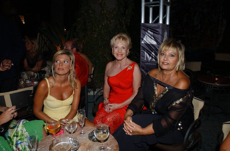 María Teresa y Terelu Campos junto a la diseñadora Marili Coll, siempre fieles a Marbella.. 